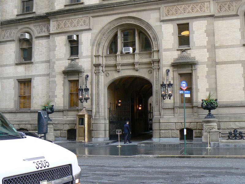 Central Park et autour: Entree du Dakota Building